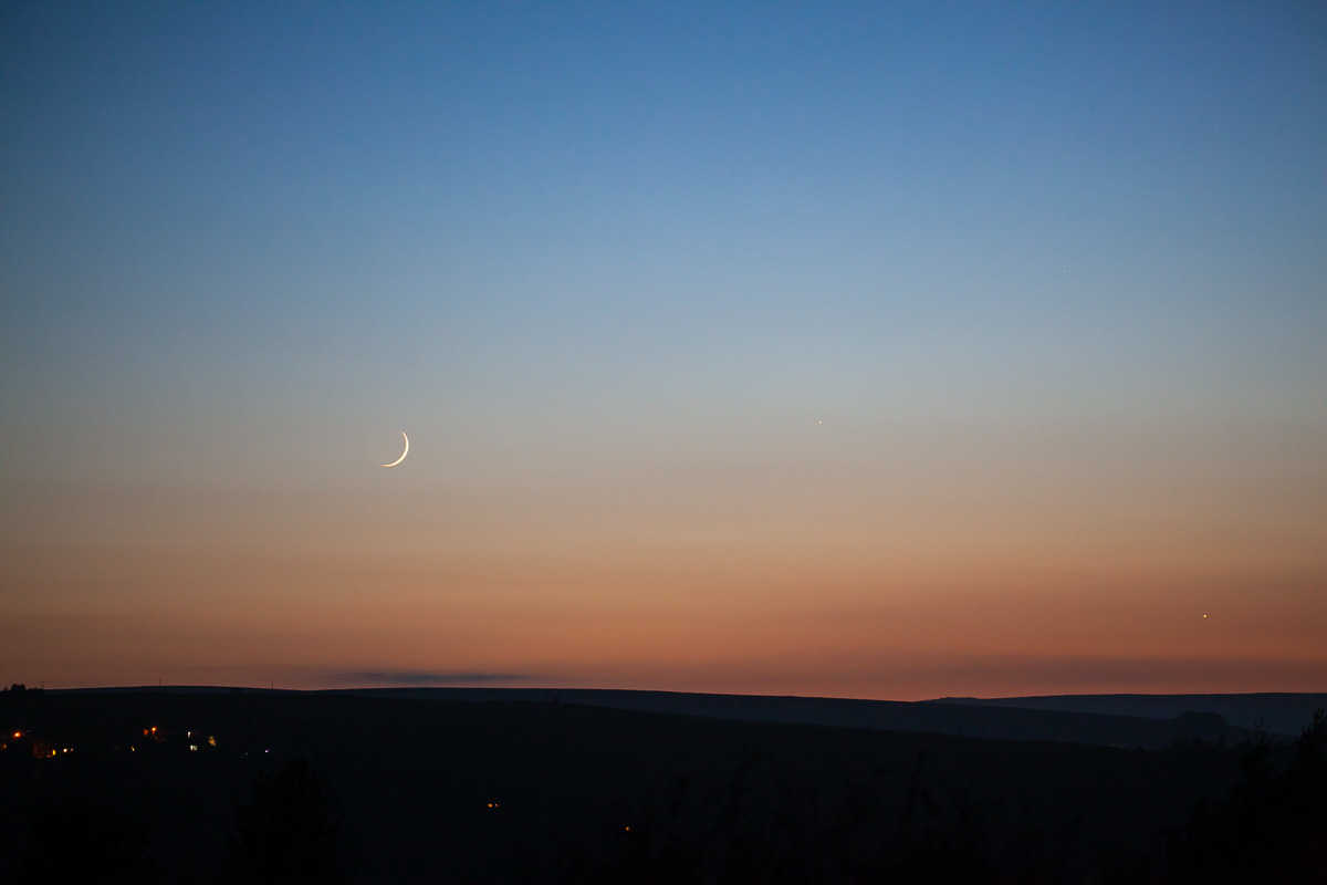 New moon, Mercury and Venus setting over Heptonstall